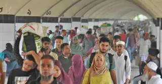 ঈদের ছুটি শেষে কমলাপুরে ফিরতি যাত্রীদের ভিড়